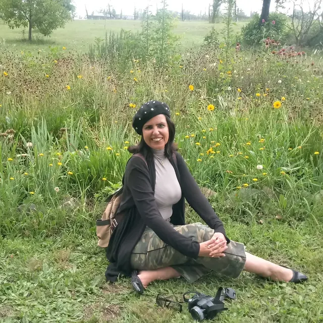 Viajante sentada na grama verde da região de Córdoba.