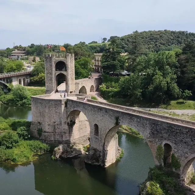 A ponte medieval de pedra de Besalú sobre o rio Fluvià.