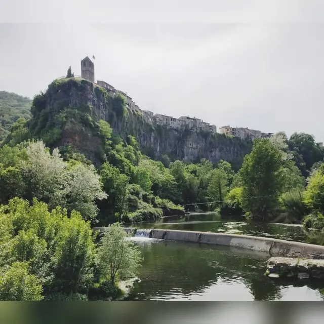 O povoado de Castellfollit de la Roca no alto de um penhasco de basalto.