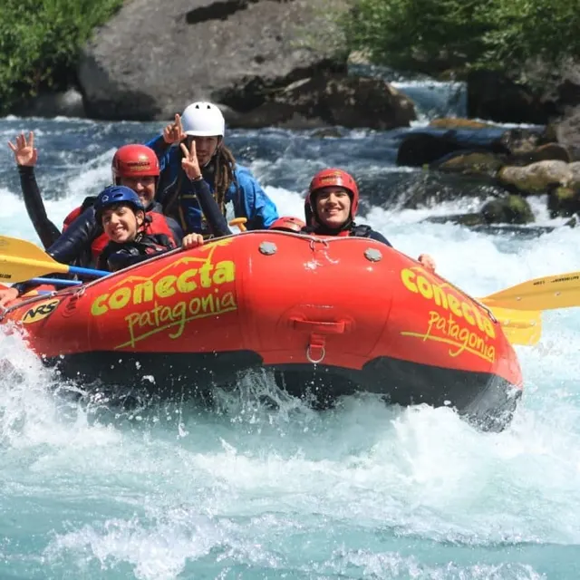 Grupo num bote de rafting nas corredeiras do rio Fuy, em Huilo Huilo.