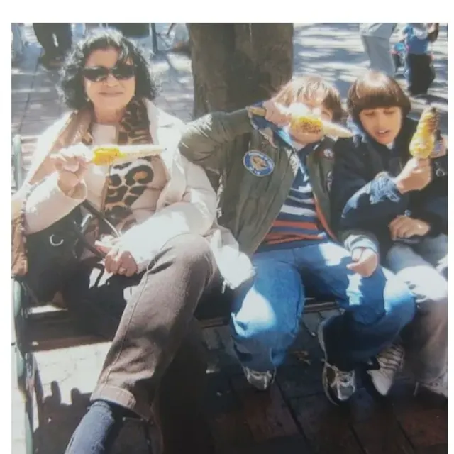 Família sorrindo durante passeio em Bogotá.