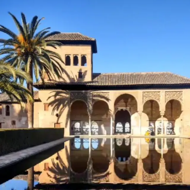 Palácio da Alhambra refletido no espelho d’água, em Granada.