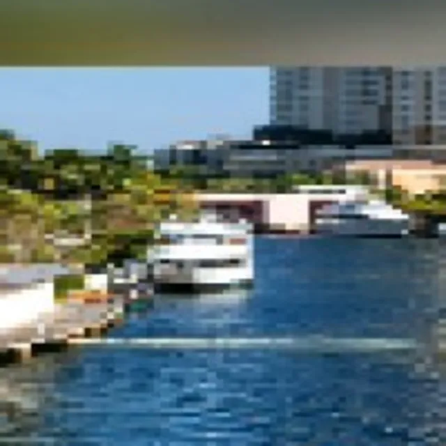 Canal de Fort Lauderdale com barcos e prédios na margem.