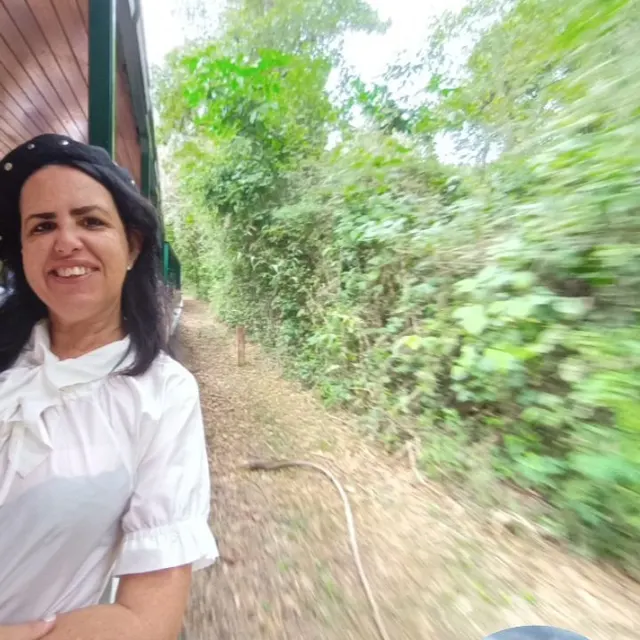 Viajante sorrindo numa trilha do lado argentino das cataratas.