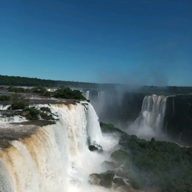 As quedas das Cataratas do Iguaçu cercadas de mata.