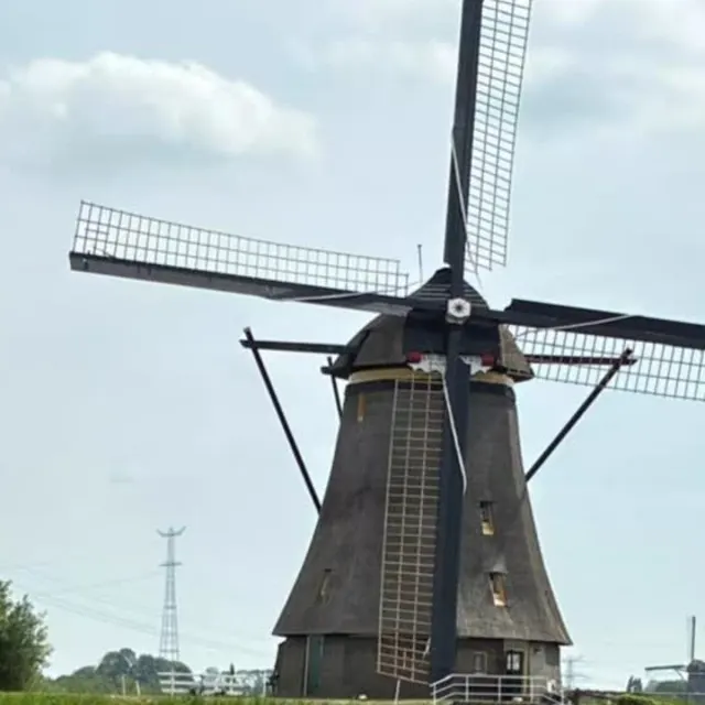 Moinho de vento de Kinderdijk à beira do canal.