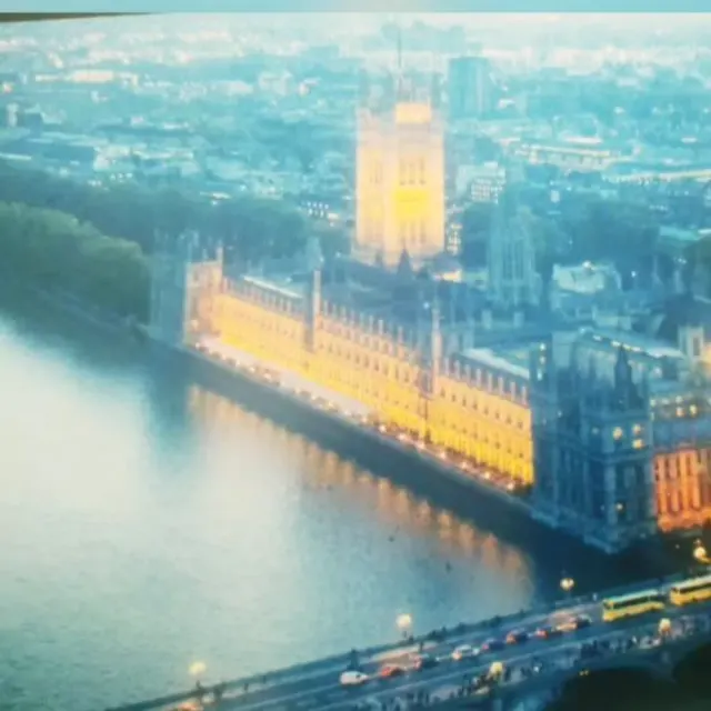 O Parlamento e o Big Ben iluminados ao entardecer, vistos da London Eye.