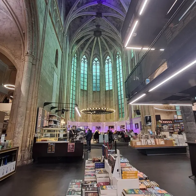 O interior da Boekhandel Dominicanen, com estantes sob as abóbadas da antiga igreja.