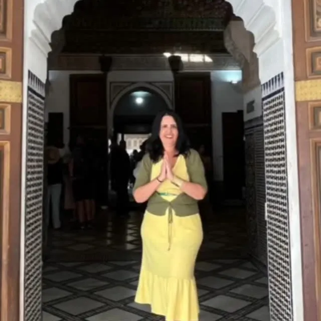 Viajante sob um arco marroquino decorado, em Marrakech.