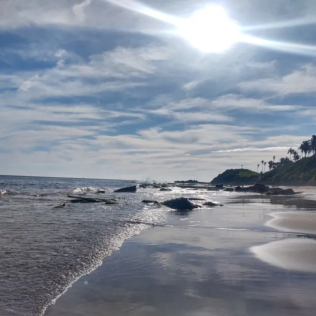 O mar de Ondina, em Salvador, com o sol forte no céu.